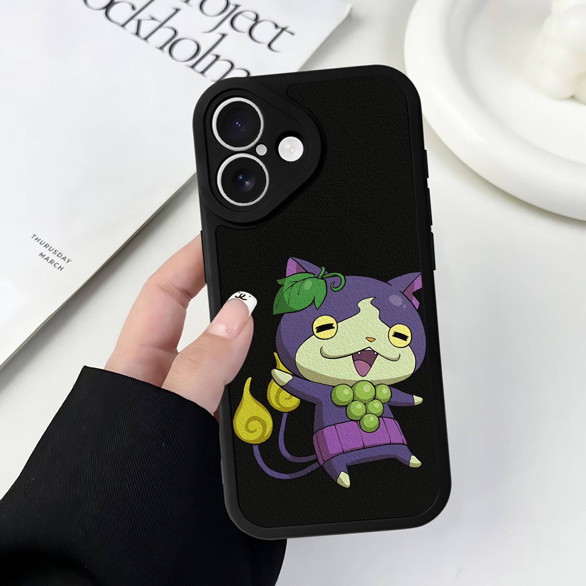 （画像用） 妖怪ウォッチ Yo-kai Watch 【iPhone 16シリーズ対応】シリコンスマホケース（レザー調） 材質：シリコン